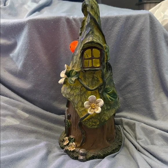 Whimsical Fairy House &Green Roof with Brown Base-figurine - Picture 5 of 6